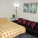 And Cozy 2 Bedroom In Apartman
