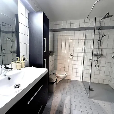 Nice And Cozy 2 Bedroom In Central *