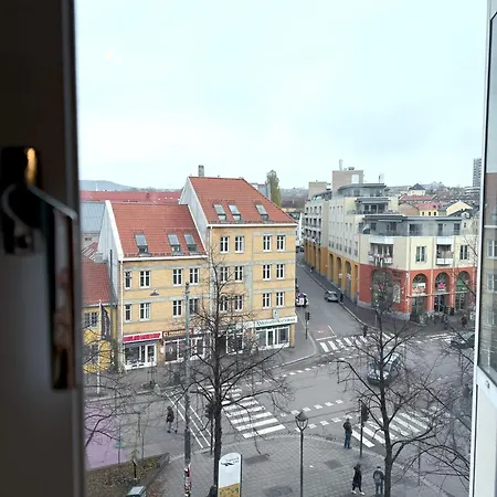 Nice And Cozy 2 Bedroom In Central Apartment