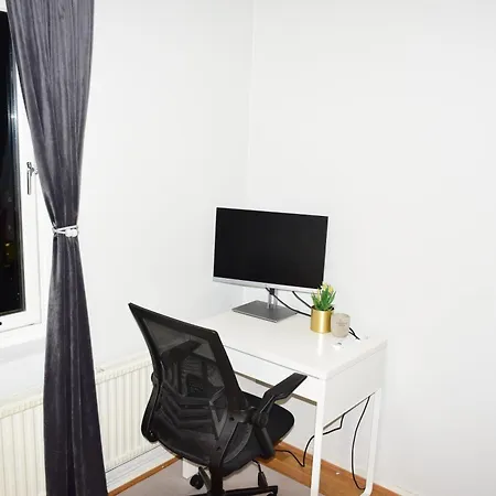 Nice And Cozy 2 Bedroom In Central Apartment *