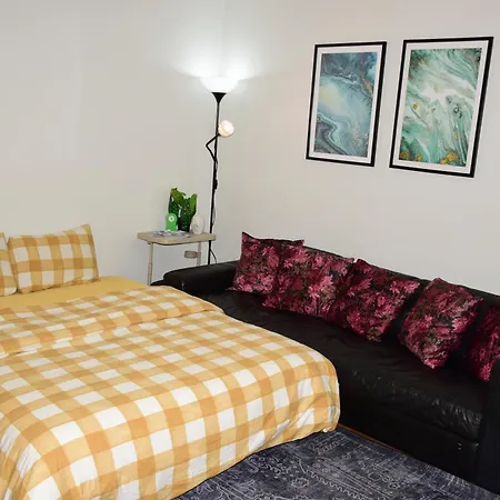 Nice And Cozy 2 Bedroom In Central Apartment